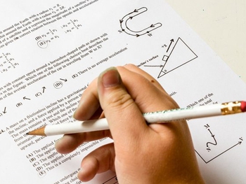 Репетитор придумала крайне изощренный способ списывания фото