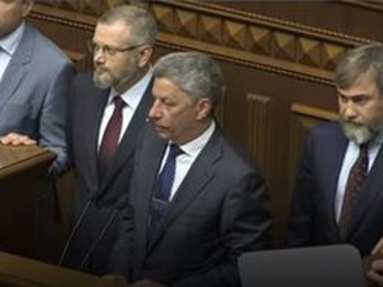 Оппоблок заблокировал трибуну после выступления Порошенко фото