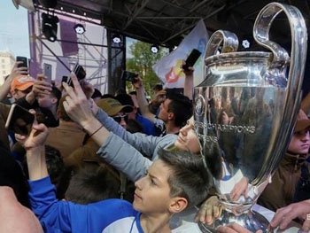 В Киев прибыл кубок Лиги чемпионов УЕФА фото