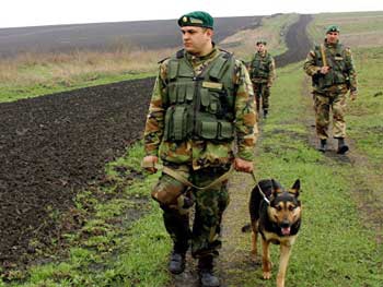 Порошенко перенес День пограничника в Украине на 30 апреля фото