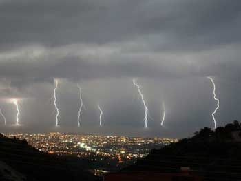 В аэропорту Москвы молния поразила сразу два самолета во время взлета фото