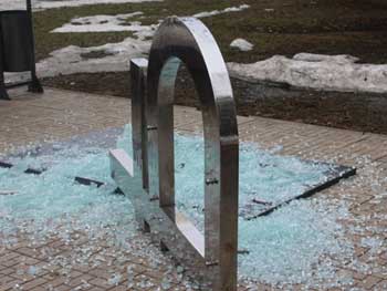 В российском Сыктывкаре упал памятник рублю  фото