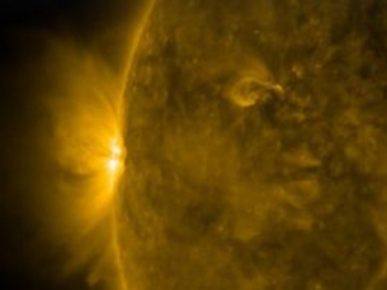 NASA зарегистрировало сильные излучения над поверхностью Солнца фото