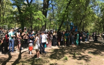 Сегодня в городском парке толпы желающих прокатиться на аттракционах (ФОТО. ВИДЕО) фото