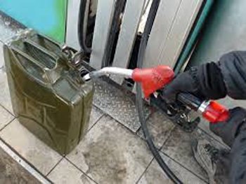 Почему на заправках отказываются наливать бензин в пластиковую тару? фото