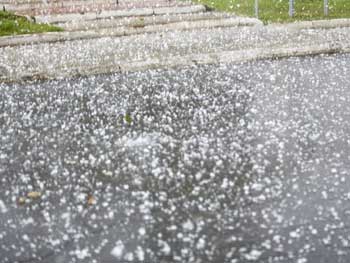 Град и шквалы: синоптики предупреждают об ухудшении погоды фото