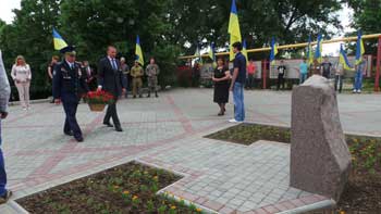 Цветы в память о подвиге освободителей  фото