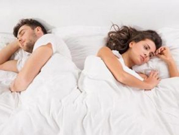 Ученые: Некоторым парам вредно спать в одной постели фото
