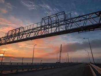 Мы видели, как Путин запрыгнул в грузовик: Госдеп США прокомментировал открытие Крымского моста фото