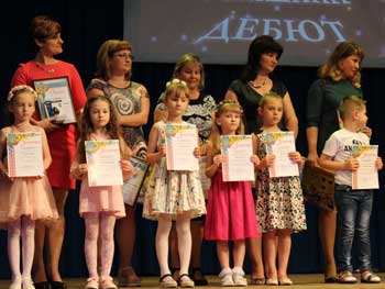 Лучших школьников наградили на сцене ДК им. Т. Шевченко  фото