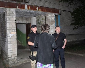 В Торецке снаряд попал в жилой дом фото