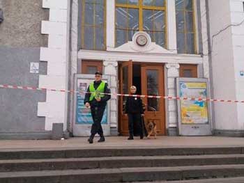 Во Львове «заминировали» пять бизнес-центров фото