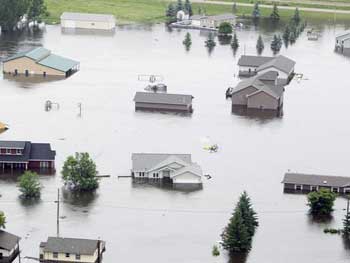 Мощное наводнение смыло целый город в США (Видео) фото