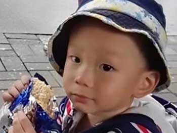 В Китае умер мальчик, которого закрыли в школьном автобусе на 30-градусной жаре фото