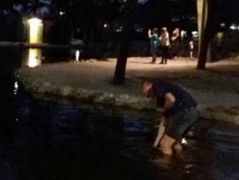 Мелитопольская молодежь ради легких денег и в пруд залезла  фото