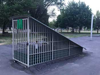 В Запорожье чиновницу отправили неделю пожить под общественным туалетом  фото