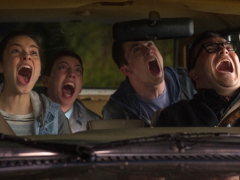 Самые идиотские привычки героев фильмов ужасов фото