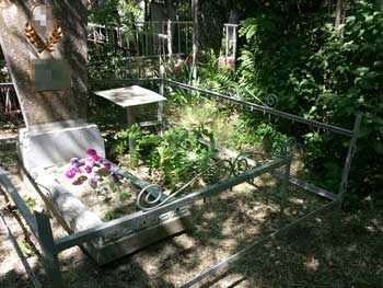 Задержаны вандалы, промышлявшие на кладбище фото