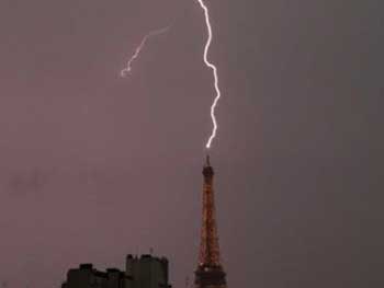 Удар молнии в Эйфелеву башню попал на видео фото