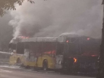 В Киеве во время движения загорелся и взорвался автобус: опубликованы жуткие кадры фото