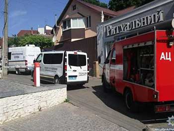 Ночью в Киеве обстреляли из гранатомета ритуальное бюро возле Байкового кладбища  фото