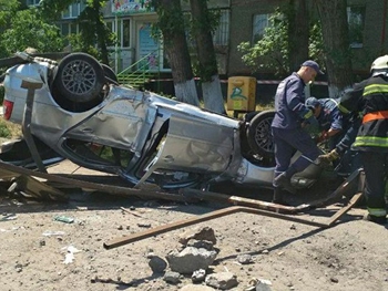 В Днепре авто снесло остановку: есть жертвы фото