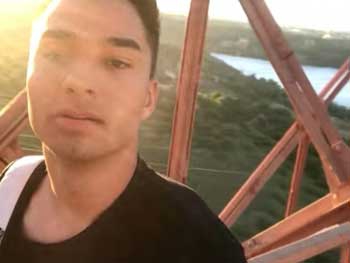 Запорожские подростки сняли экстремальное видео на высоте 80 метров  фото