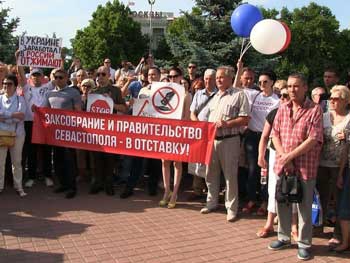 В Севастополе 400 человек вышли на митинг против российско-оккупационных властей фото