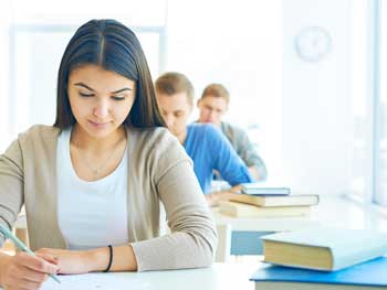 В Татарстане ученице пришлось снять бюстгальтер, чтобы попасть на экзамен фото