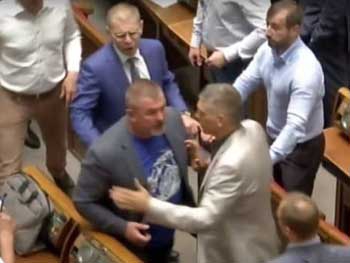 В Раде подрались депутаты: опубликовано видео фото