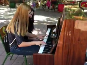 В парке установили общественное пианино  фото