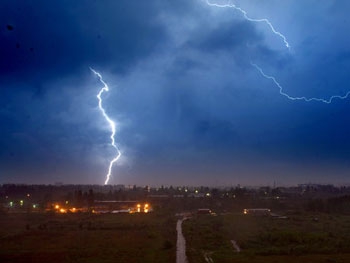 Украинцев накроют грозы и палящее солнце: прогноз погоды на начало недели фото