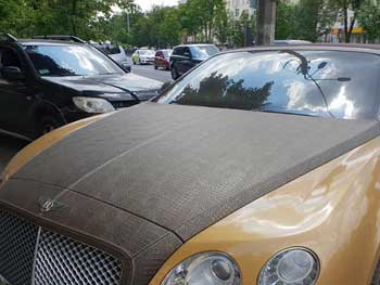 В Киеве засняли золотой Bentley с обшитым крокодиловой кожей капотом фото
