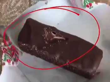 В Мелитополе шоколадные конфеты продают с червями в нагрузку  фото