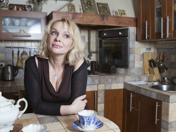 Вдова Евстигнеева спивается после побега молодого любовника фото