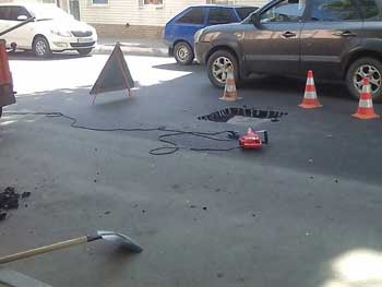 Коммунальщики сняли часть нового асфальта в нижней части города фото