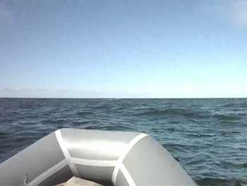 Двух мелитопольцев на лодке чуть не унесло в море фото