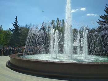 Мелитопольцы спасаются от жары в новом фонтане  фото