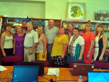 Пенсионеров учили пользоваться Интернетом фото