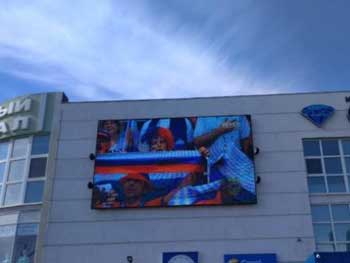 На самом большом экране города зазвучал гимн России  фото