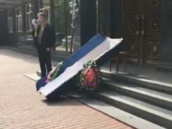 Под окнами Луценко начались похороны, появился гроб с венками фото