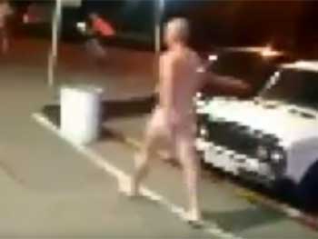 По Чугуеву разгуливал голый военный, который приставал к девушкам (ВИДЕО 18+) фото