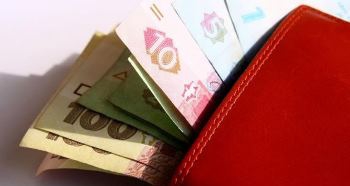 В Украине средняя зарплата увеличилась на 27,6% - до 8725 грн фото