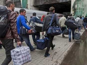 Бараки и поборы: как украинцы попадают в ад для заробитчан фото