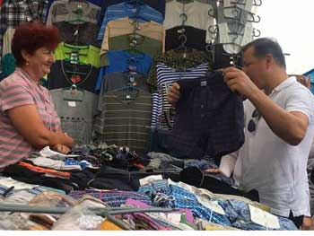 Ляшко, который носит пиджаки за 90 тысяч, показательно купил трусы на базаре в Миргороде фото