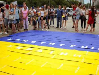 В Днепре создали самую большую Конституцию Украины из бумаги фото