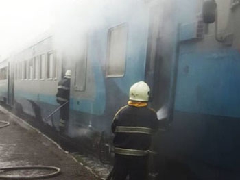 Спасались, как могли – люди выпрыгивали из окон: в Коломые горел поезд фото