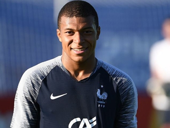 Футболист сборной Франции отказался от премиальных за ЧМ-2018 фото