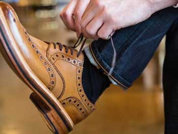 У мужчины взорвалась камера в обуви для съемок под юбками фото