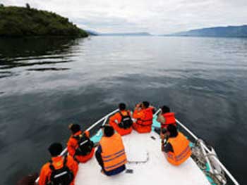 В Индонезии затонул паром, спасены почти 75 человек фото